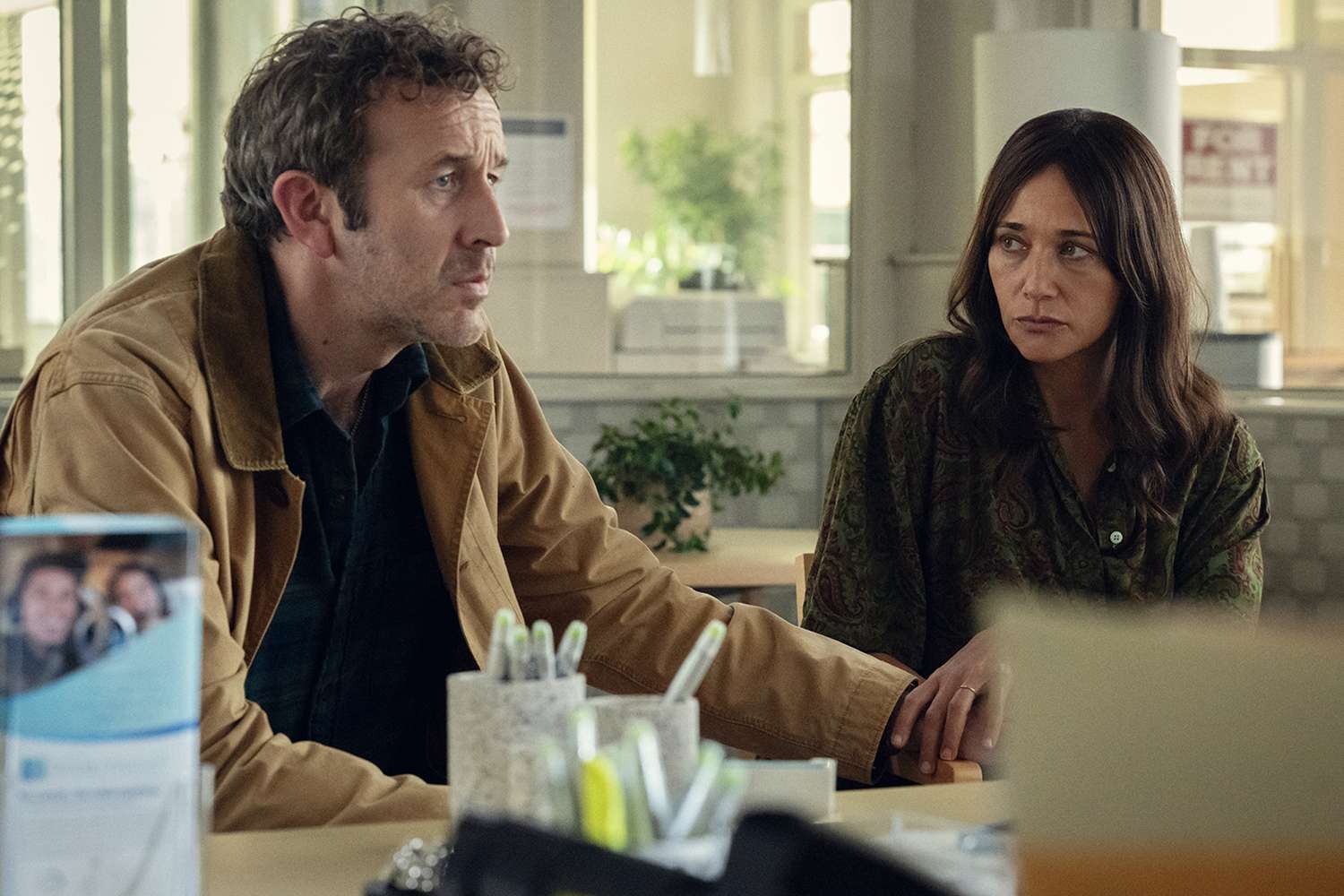 Chris O'Dowd as Mike and Rashida Jones as Amanda in “Common People”